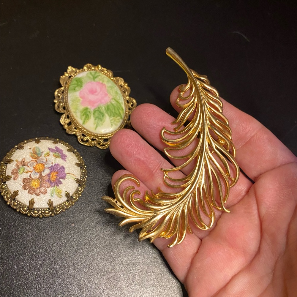 Vintage Gold Floral Brooch Set - Picture 7 of 8